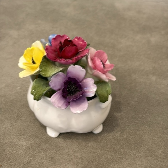 Aynsley Flower Bouquet Figurine Hand Modelled Fine Bone China ~Beautiful - Picture 6 of 8